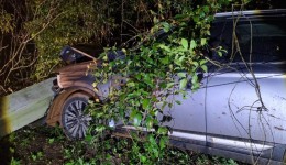 Mitsubishi Outlander derruba poste e interdita estrada rural