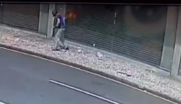 Homem em situação de rua é incendiado no Centro de Curitiba; crime foi registrado por câmera