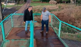 Prefeitura investiga passarela com suposto defeito