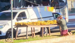 Vendedor de bananas faz oração antes de começar o trabalho e vídeo emociona milhões nas redes sociais