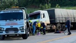 Colisão entre carreta e Uno deixa duas pessoas mortas na BR-163