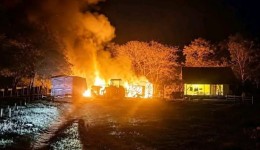 Incêndio destrói curral e mata gado e suínos em propriedade rural
