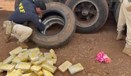PRF apreende 95 quilos de cocaína escondidos em estepes de carreta em Cascavel