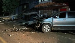 Homem fica em estado grave após caminhonete colidir contra poste