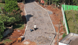 Obra de calçamento avança no acesso à Rua Carmelito de Souza