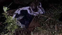 Jovem de 21 anos morre após veículo sair da pista e capotar