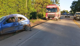 Duas pessoas ficam feridas após colisão entre carro e carreta na BR-163