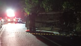 Acidente envolvendo ambulância e dois carros deixa uma pessoa morta na BR-282