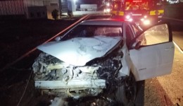 Mulher fica ferida após carro bater contra poste na BR-282