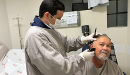 Enfermeiro corta cabelo de pacientes e ajuda a resgatar autoestima durante internações