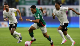 Palmeiras goleia o corinthians por 4 a 1 e aumenta pressão sobre o rival