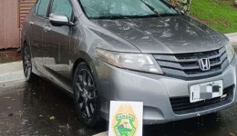 Mulher de 67 anos é presa após PM encontrar carro furtado