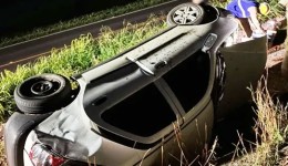 Capotamento na PR-566 deixa duas pessoas feridas