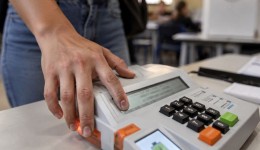 13 milhões têm prova de vida pendente no INSS, mas votar neste domingo (25) pode resolver situação