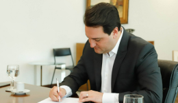 Ratinho Junior regulamenta transição de governo no Paraná para 2027