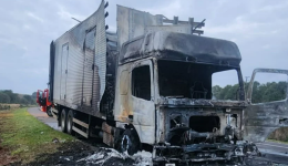 Caminhão com medicamentos pega fogo na BR-282