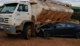 Acidente entre caminhão raçãozeiro e Honda Civic é registrado na PR-281