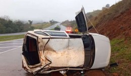 Capotamento na BR-163 deixa casal ferido