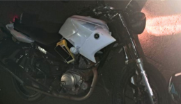 Motociclista de 19 anos fica ferido em colisão com carro no centro da cidade