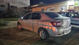 Dupla armada rouba empresa e foge com carro; veículo é recuperado, mas dinheiro desaparece