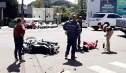 Motociclista fica ferida após colisão com carro no Centro