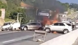 Colisão seguida de incêndio deixa morto e provoca bloqueio total da BR-470 em Indaial