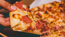 Mulher morre e mais de 100 pessoas vão a hospital após comer em pizzaria