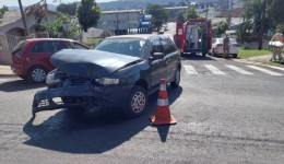 Colisão entre dois carros deixa mulher ferida no bairro Vila Nova