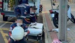 Colisão entre carro e motocicleta deixa mulher ferida no bairro Vila Nova