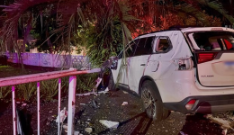Mulher fica gravemente ferida após carro capotar e colidir contra  muro