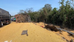 Motorista de caminhão sofre ferimentos graves após tombamento na BR-163