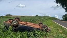 Capotamento na PR-473 deixa casal de idosos ferido
