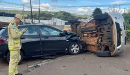Carro tomba após colisão e deixa motorista ferido