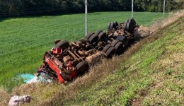 Motorista capota caminhão em barranco para evitar tragédia na PRC-158
