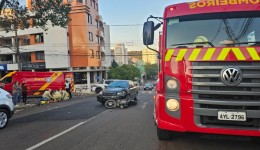 Acidente entre carro e motocicleta deixa pai e filho feridos