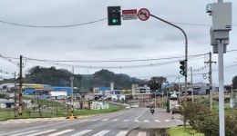 Avanço de sinal vermelho passa a ser fiscalizado eletronicamente na entrada da UPA
