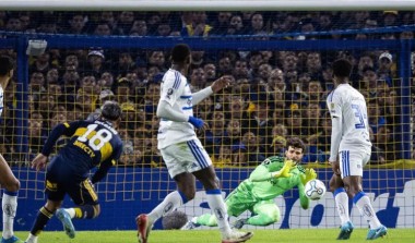 Cruzeiro arranca empate com um a menos na Bombonera e fica perto das oitavas