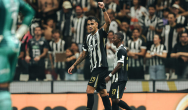 Galo vence o Vitória por 2 a 1 e chega à 50ª vitória na Arena MRV