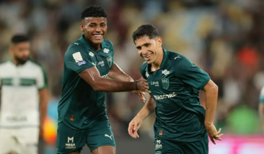 Savarino brilha com três gols, Fluminense goleia o Coritiba e assume a terceira posição