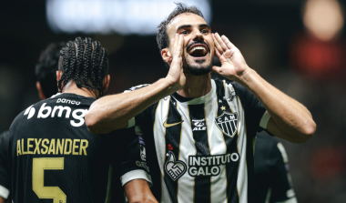 Atlético vence o Coritiba e chega aos 50 pontos no Brasileirão
