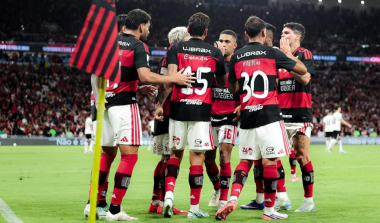Flamengo vence Atlético-MG com gol no último lance e retoma liderança do Brasileirão