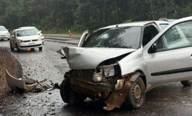 Colisão entre veículos deixa quatro pessoas feridas na PR-180