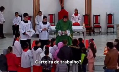 Padre fica sem reação após resposta sincera de criança durante missa no Paraná