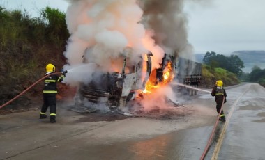 Carreta carregada com farinha de trigo pega fogo na SC-305
