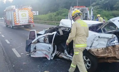 Grave acidente entre carro e caminhão é registrado na PR-483