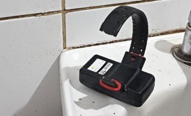 Homem rompe tornozeleira eletrônica e abandona equipamento em banheiro da Praça