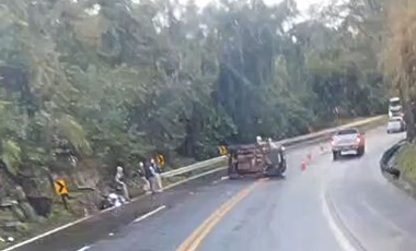 Viatura da Polícia Penal capota na BR-277 e cinco detentos ficam feridos em Laranjeiras do Sul