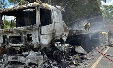 Caminhão é destruído por incêndio na BR-158 entre Coronel Vivida e Pato Branco