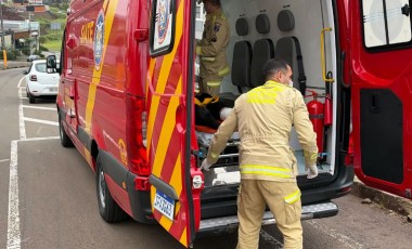 Motociclista fica ferido após queda ao tentar evitar colisão