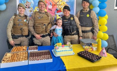 Pequena fã da PM ganha visita especial no dia do aniversário